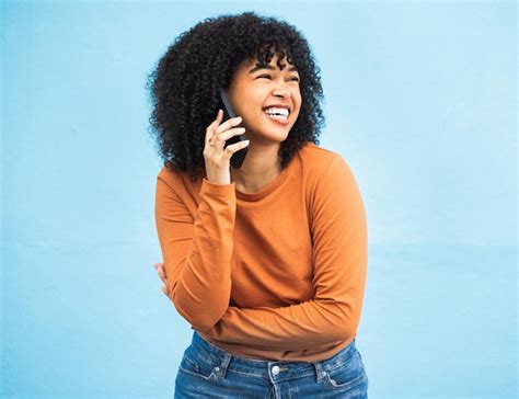 Mulher Negra Rindo Afro E Telefonema Em Fundo Azul Isolado Para