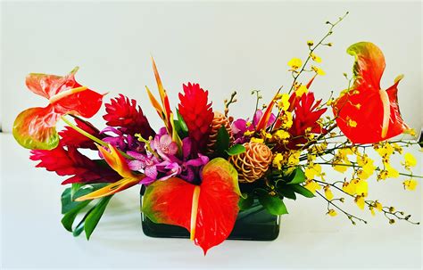 Tropical long centerpiece by Hele Mele Botanicals