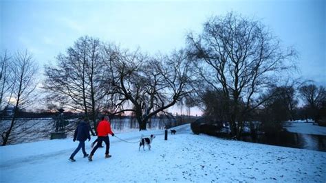 Weiter glatte Straßen in Hamburg Winterdienst im Einsatz NDR de