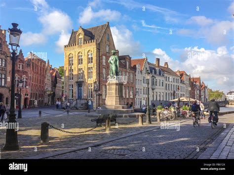 BRUGES BELGIQUE Statue De Jan Van Eyck Et Plaza Photo Stock Alamy