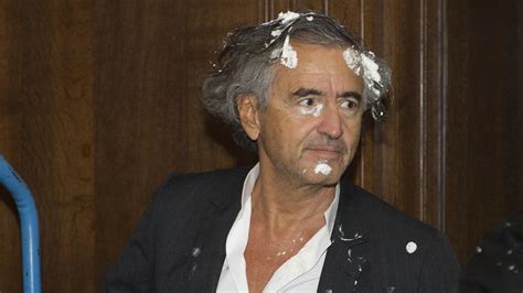 Bernard Henri Lévy une nouvelle fois entarté lors d un débat en Belgique