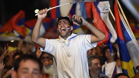 En fotos Uruguayos celebran elección de Yamandú Orsi como presidente