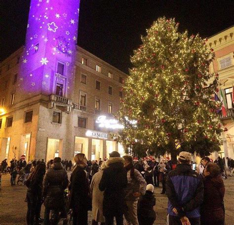 Si Accende L Albero La Magia Del Natale Invade Il Centro Storico