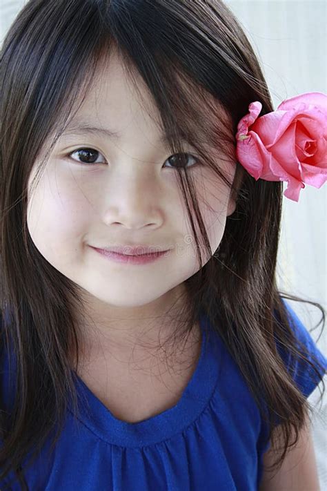 Petite Fille Asiatique Avec La Fleur Dans Son Oreille Photo Stock