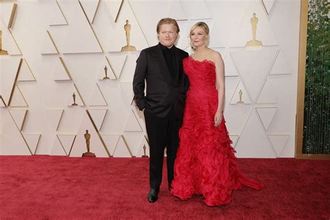 Kirsten Dunst Wore A Rosy Vintage Dress For Oscars 2022 With Husband Jesse Plemons Photo