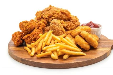 Pollo Frito Con Papas Fritas Y Nuggets D Premium Photo Freepik