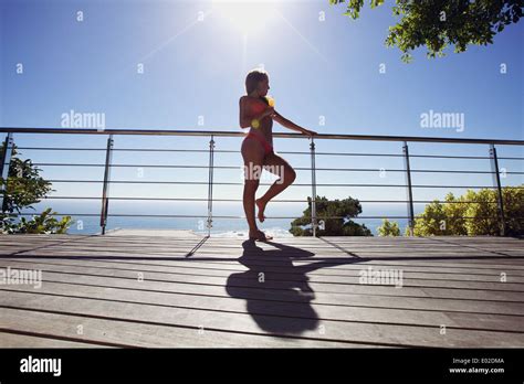 Jeune femme en bikini rouge au soleil Banque de photographies et dimages à haute résolution Alamy