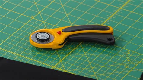 OLFA RTY 2 DX Ergonomic Rotary Cutter SHOWCASE National Quilters