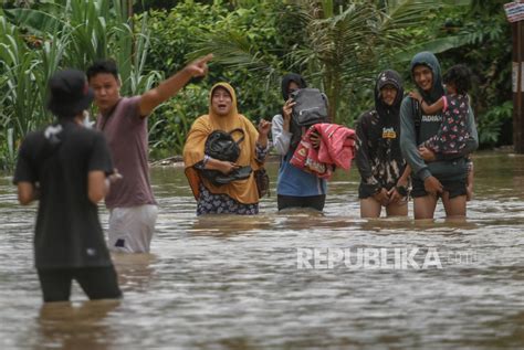 Hujan Deras Banjir Rendam Kota Pekanbaru Republika Online