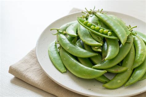 Guisantes Verdes Dulces Frescos En La Placa Blanca Foto Premium