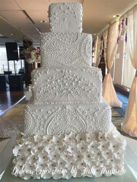 Pin By Maggie Todorova On White Wedding Anniversary Cakes Cool