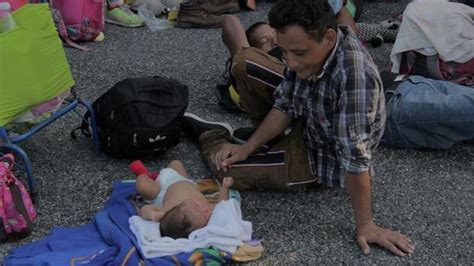 Caravana Migrante Avanza A Paso Lento Por El Sur De M Xico Y Bajo