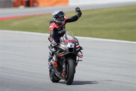 Aleix Espargar Gana El Sprint Delante De Marc M Rquez Y Acosta Marca