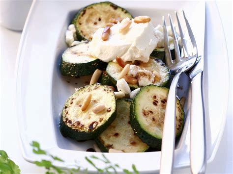 Gebratene Zucchini Mit Feta Und Pinienkernen Rezept Eat Smarter