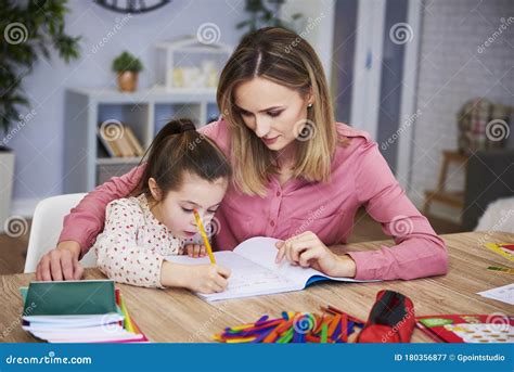 Maman Affectueuse Aidant Sa Fille Avec Des Devoirs Difficiles Image