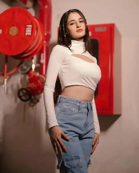 Watch Hot Video Of Prakriti Pavani Flaunting Cleavage