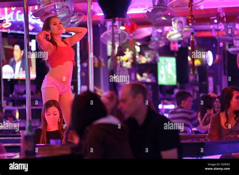 Giovani Sexy Ragazze Tailandese Di Eseguire La Pole Dancing In Pattaya Gogo Bar In Strada