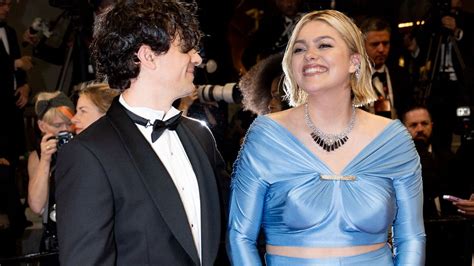 Cannes 2023 Louane sublime dans un ensemble satiné bleu ciel elle