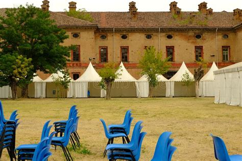 Un Parc Avec Un Ancien Pavillon De Briques Image Stock Image Du