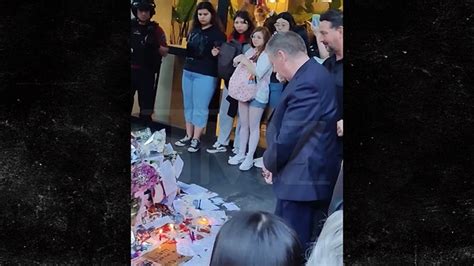 Liam Paynes Dad Joins Fans For Moment Of Silence Outside Hotel Taj