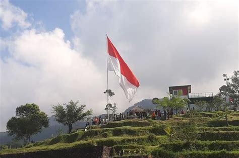 Sambut Hut Ri Ke 77 Bendera Merah Putih Raksasa Dikibarkan Di Bukit