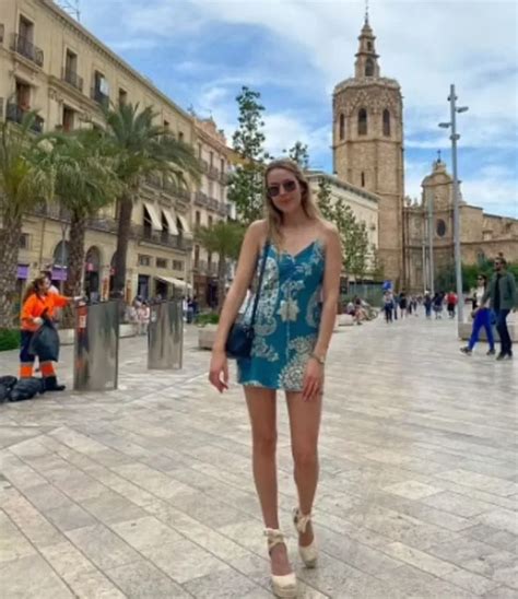 Designer Zomba De Mulher Que Pediu Para Tirar Gari Do Fundo De Foto