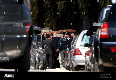 Earthquake in Abruzzo, l'Aquila cemetery during coffins' deposition ...