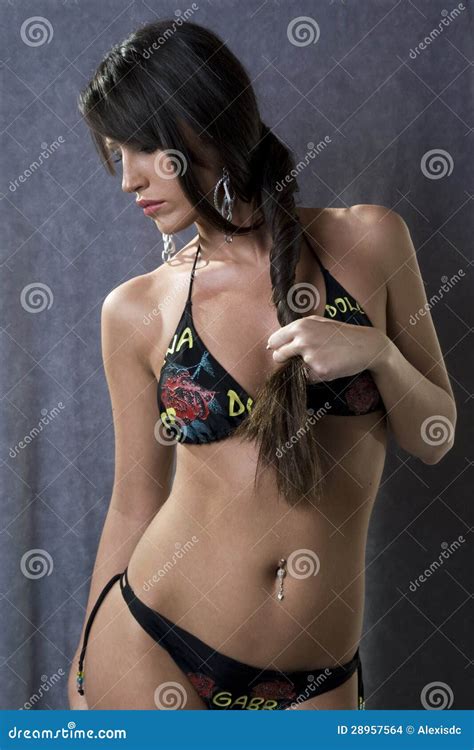 Femmes Attirantes Dans Le Bikini Photo Stock Image Du Beauté Gris