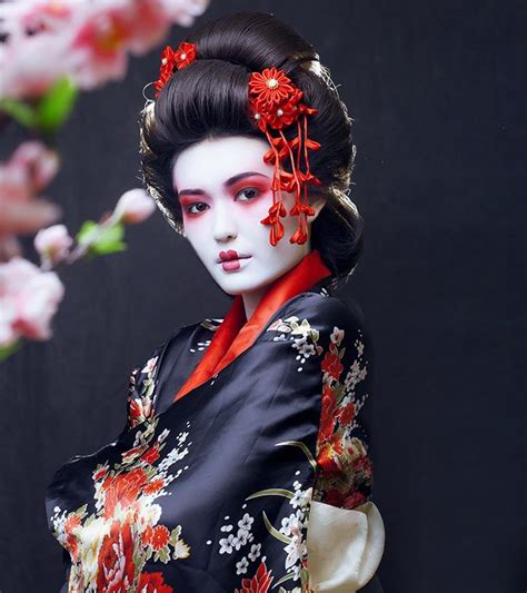 All About Geisha Makeup - Here's How You Can Get The Geisha Look