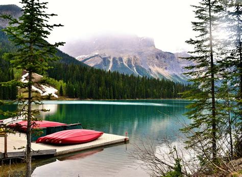 Kanus Am Emerald Lake Im Yoho Nationalpark In Der Provinz British