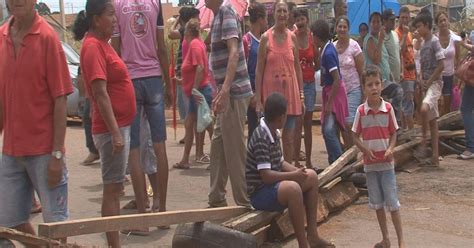 G1 Moradores protestam contra a falta de água em Altamira no sudeste