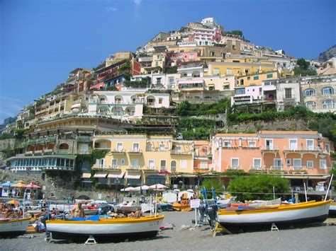 35 breathtaking photos of the lively beach of Positano Italy | BOOMSbeat