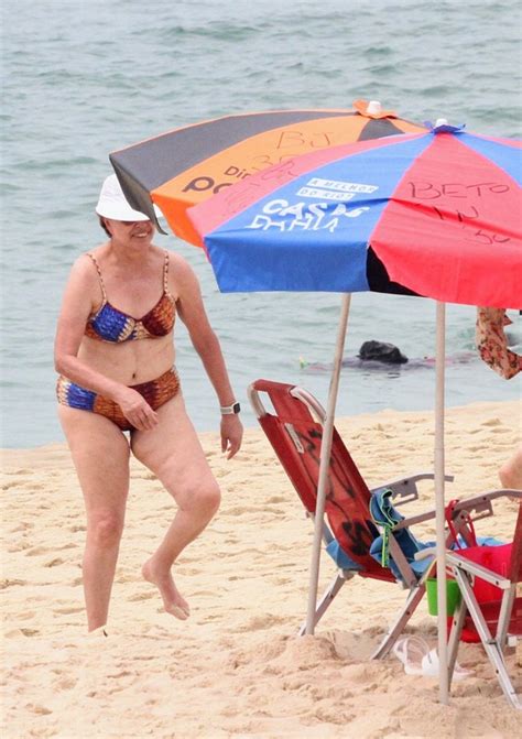 Ex Presidente Dilma Rousseff Curte Praia A Fam Lia No Rio De