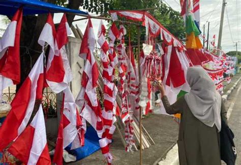 Jelang Hari Kemerdekaan Penjual Bendera Merah Putih Di Banda Aceh Raup