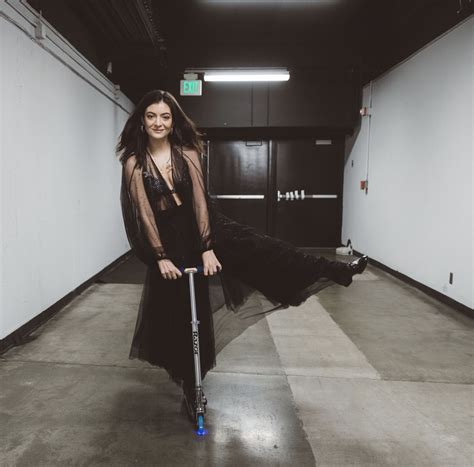 Scooter Babe Scrolller