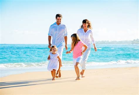 Gelukkige Familie Op Het Strand Stock Foto Image Of Gelukkig