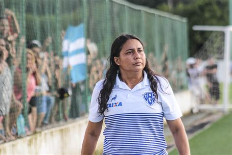 Futebol feminino sem dinheiro para manter jogadoras técnica faz apelo