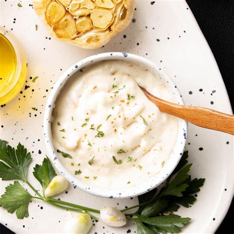 how to make a garlic aioli