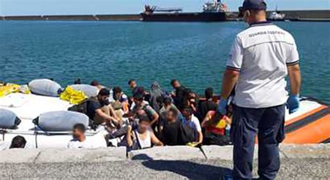 Sbarcati 61 Migranti A Crotone Avviato Protocollo Anti Covid Il