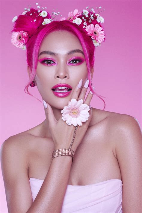 Đầu năm mới Á hậu Mâu Thuỷ đốt mắt fans với bộ ảnh nude táo bạo và nóng bỏng