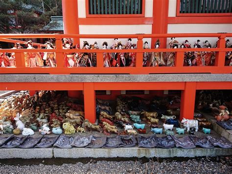 和歌山市加太【淡嶋神社】境内に所狭しと置かれた供養人形の数々【本殿に並ぶ雛人形】 ものづくりとことだまの国