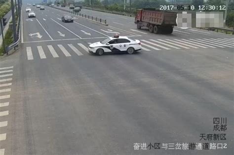 看见老人过马路 他用警车“挡”道 图 中国青年网