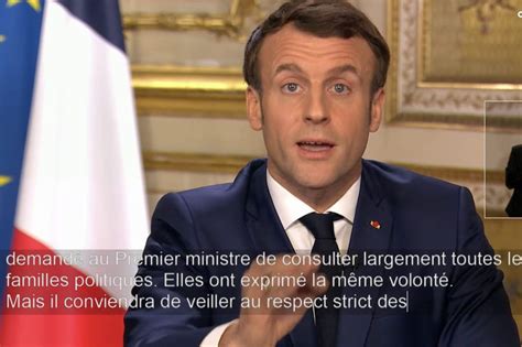 Discours de Macron un vélotypiste zélé derrière de curieux sous titres