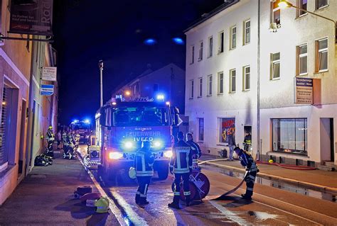 Brand in Mehrfamilienhaus Nachbarn versuchen mit Eimern Feuer zu löschen