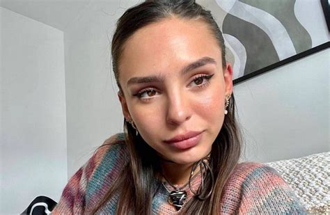 Juanita Tinelli se sacó la parte de arriba de la bikini y disfrutó bajo