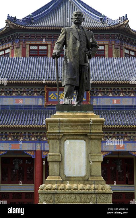 广州市 中國 Guangzhou China Sun Yat Sen Statue In Front Of The Memorial