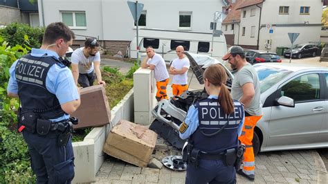 Frontalaufprall In Ettlingen Sch Llbronn Lterer Autofahrer Prallt Mit