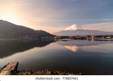 Mount Fuji Lake Kawaguchi Stock Photo 776837461 | Shutterstock