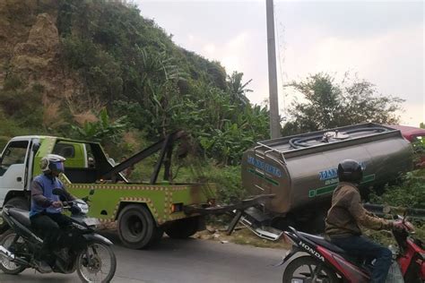 Truk Muatan Air Alami Kecelakaan Beruntun Di Semarang Sopir Sudah