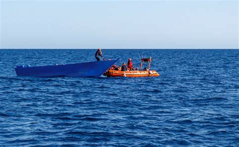 リビア沖で移民を乗せた船が転覆。61人が死亡。 アカマイのブログ